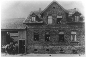 Gestern: Schulstraße 10 im Jahr 1911, erbaut 1901 von Fam. Karl Völker 2. Heute: Am Jagdhaus 10, Familie Eberhard Völker.