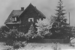 Gestern: Schulstraße 16 im Jahr 1934, erbaut von Bürgermeister Christian Capelle. Heute: Am Jagdhaus 16, Familie Fritz Obst.