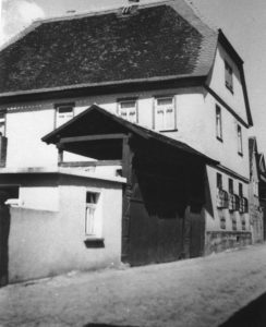 Gestern: Hinterstraße 12, erbaut 1753 als das eigentliche "Jagdhaus". Vorbesitzer im 20. Jahrh.: Georg Völker, Hermann Ruppert. Heute: Alt Langenhain 15, Familie Kraus.