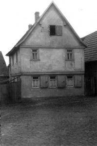 Gestern: Hinterstraße 8, Familie Helene und Karl Völker 3. Kieferpapste-Haus, erbaut ca 1720. Heute: Alt Langenhain 19, Familie Spies, restauriert 1984 von Horst Völker.