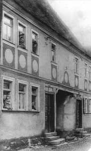 Gestern: Metzgerei Christian Völker, Kirchstr 13 im Jahr 1915. Heute: Alt Langenhain 35, Familie Meyer
