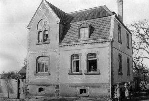 Gestern: Lorsbacher Straße 8. Erbaut 1907 von Wilhelm Becker 2. Heute: Eppsteiner Straße 2, Ecke Usinger Straße, Familie Ruppert