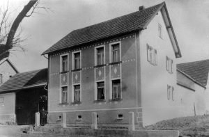 Gestern: Wallauer Straße 18 um 1920, Bauernhof Heinrich Löw. Heute: Wallauer Straße 18, Wohnhaus Familie Hein Roth.